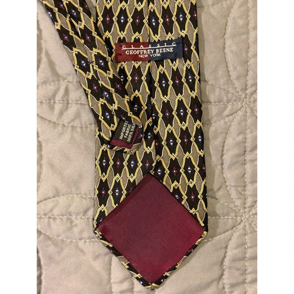 Geoffrey Beene Classic‎ 100% Silk Necktie Geometric Pattern Black/Gray SKU 106